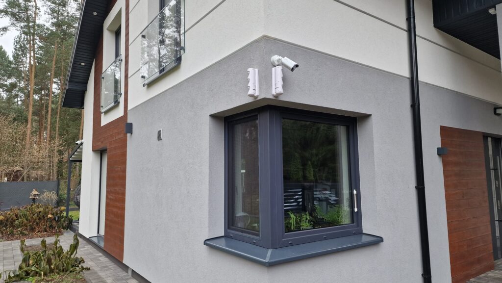 Monitoring na rogu budynku